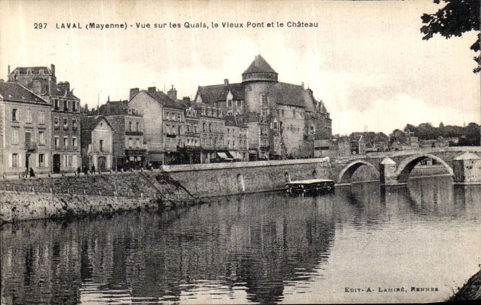 CPA Laval Vue sur les Quais et le Vieux pont et le Chateau