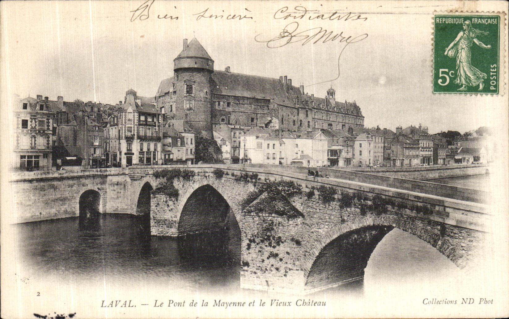 CPA Laval Le pont de la Mayenne et le vieux chateau