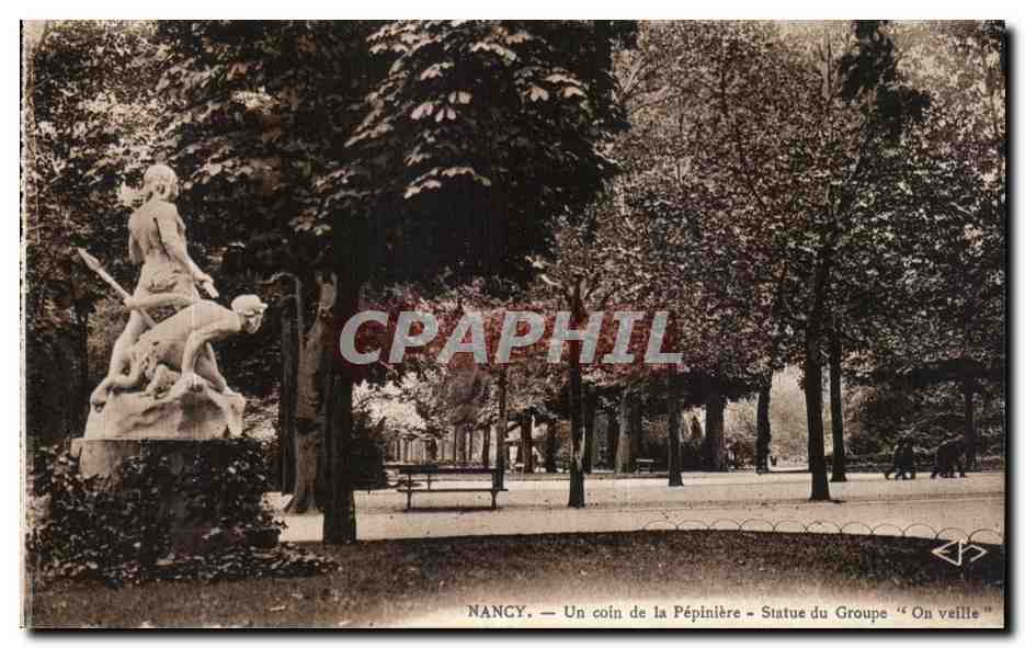 CPA Nancy Un Coin de la Pepiniere Statue du Groupe On Veille