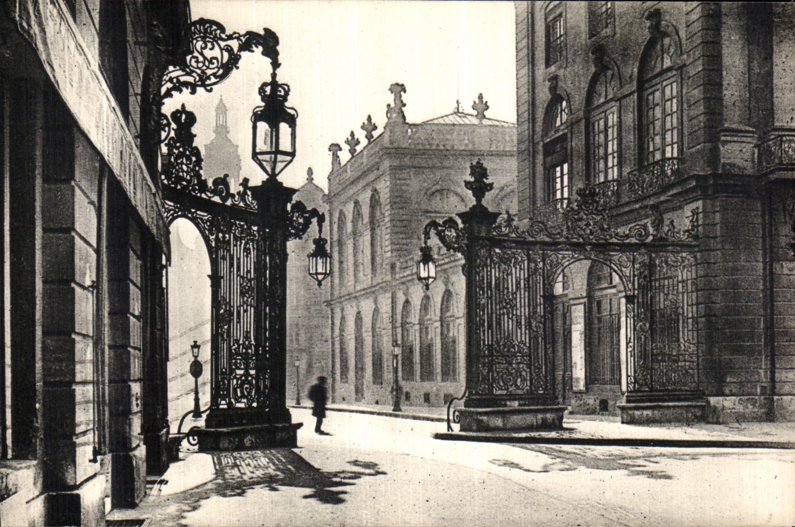 CPA Nancy Les Grilles de Jean Lamour et la Rue Maurice Barres