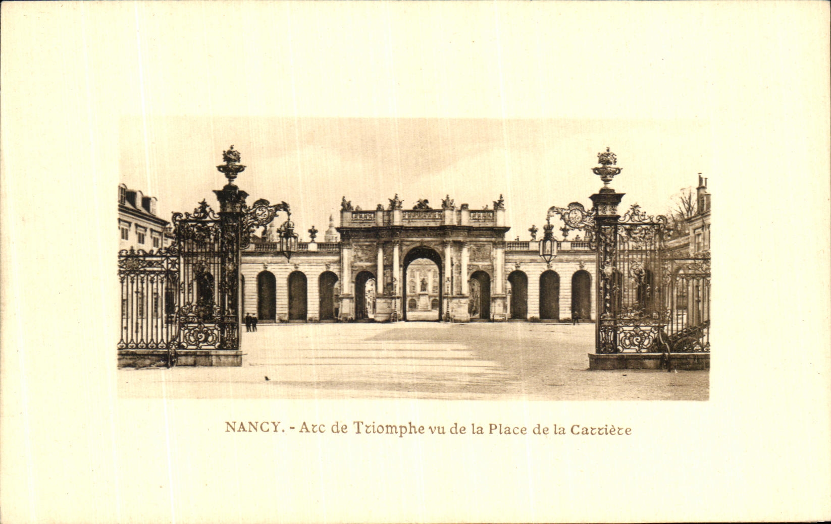 CPA Nancy Arc dcTriomphe Vu de la Place de La Carriere