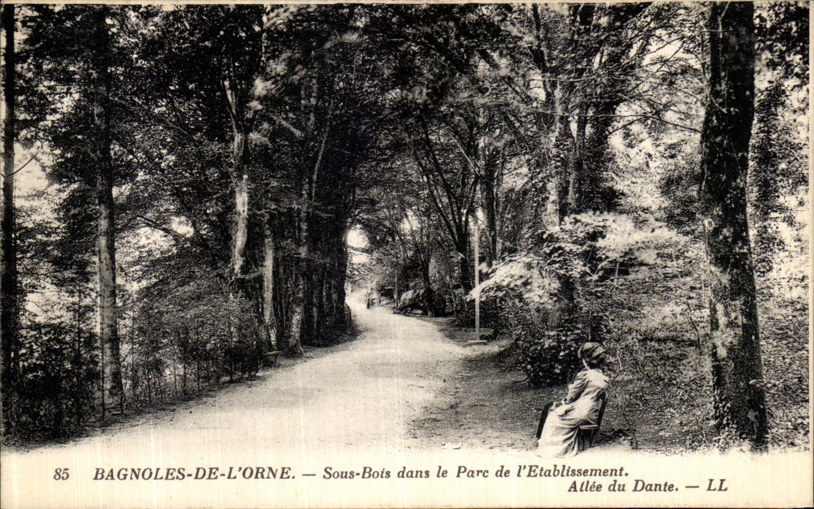 Bagnoles-de-l'Orne — Pod lasem w Parku Instytucji. Aleja Dante — LL