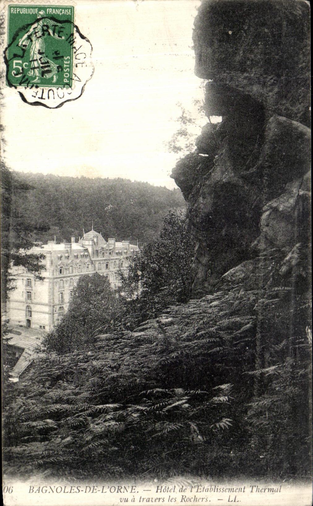 Bagnoles-de-l'Orne — Hotel del Establecimiento Termal visto a través de las Rocas — LL.