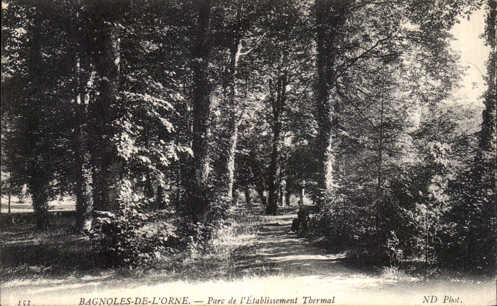 Bagnoles-de-l'Orne — Parco dell'istituto termale — ND Fot.
