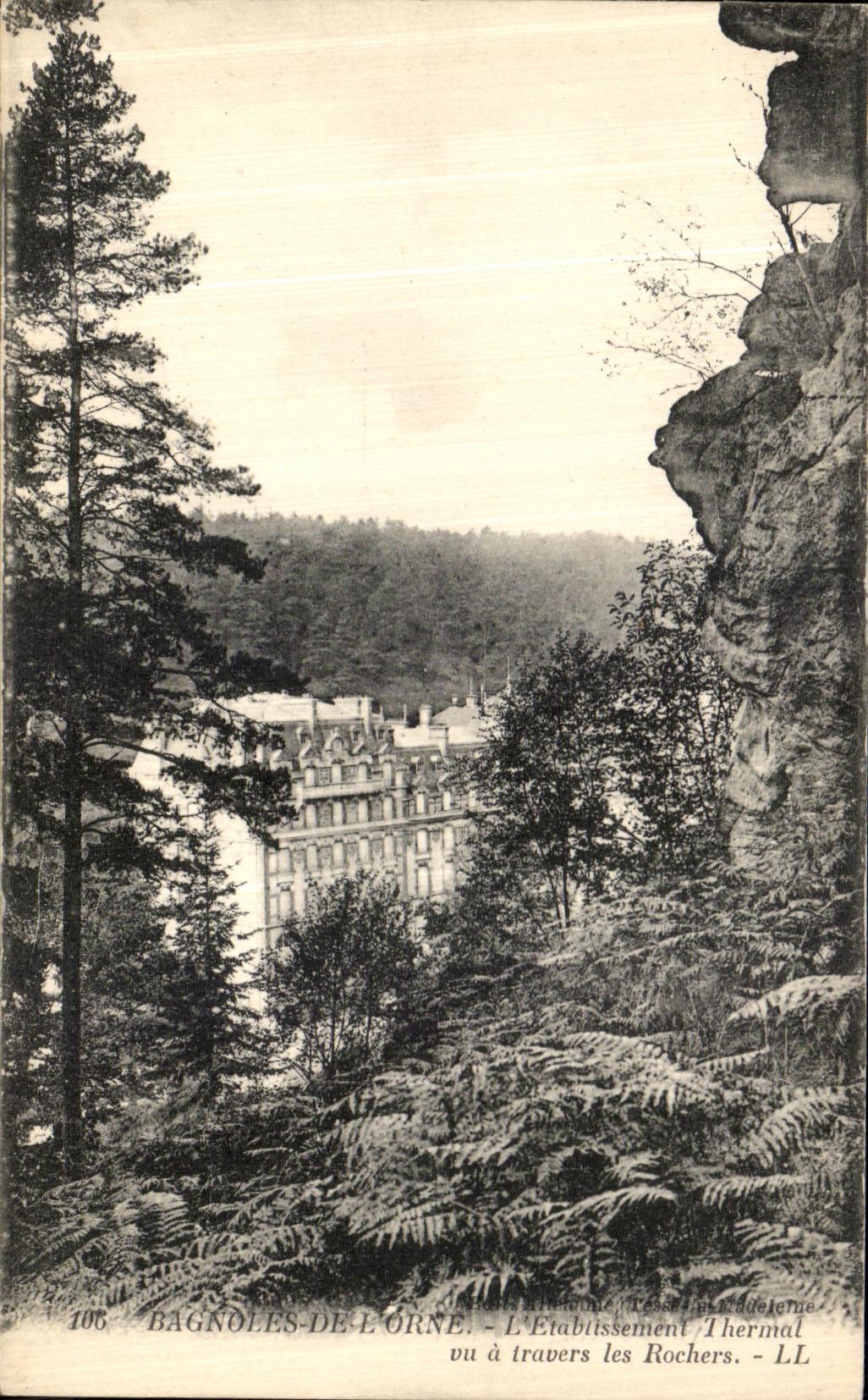 Bagnolles-de-l'Orne — L'Établissement Thermal visto a través de los Roces — LL