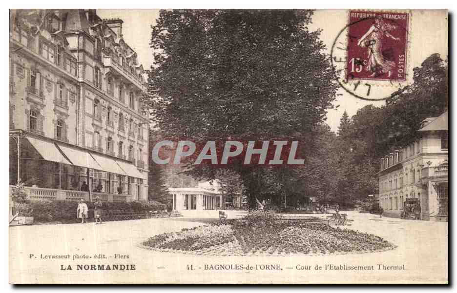 CPA Bagnoles de L Orne Cour de l Etablissement Thermal 