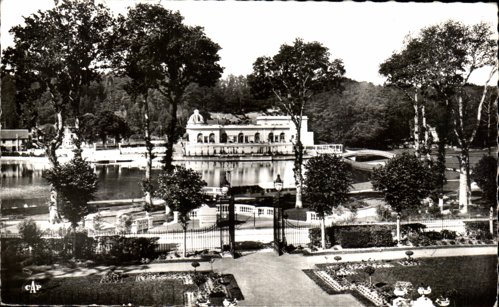 Bagnoles-de-l'Orne — Le Casino du Lac vu du Grand Hôtel — C.A.P. (n°102)