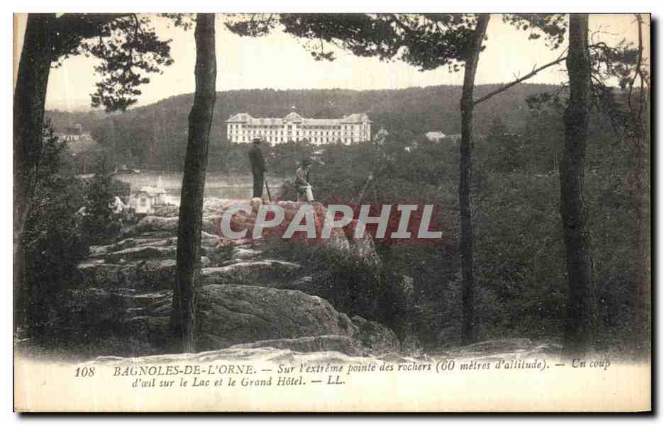 Bagnolles-de-l'Orne — All'estremo punto delle rocce (60 metri di altezza) — Un'occhiata al Lago e all'Hotel Grand — LL.