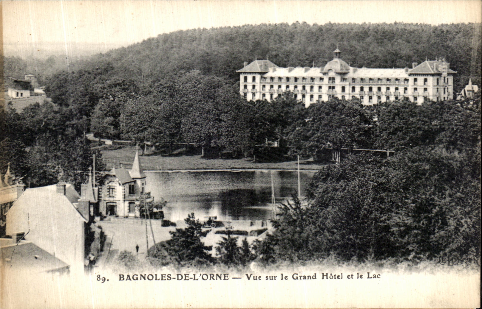 Bagnoles-de-l'Orne — Vista sul Grand Hôtel e sul Lago — Imp. Le Delézy, Parigi