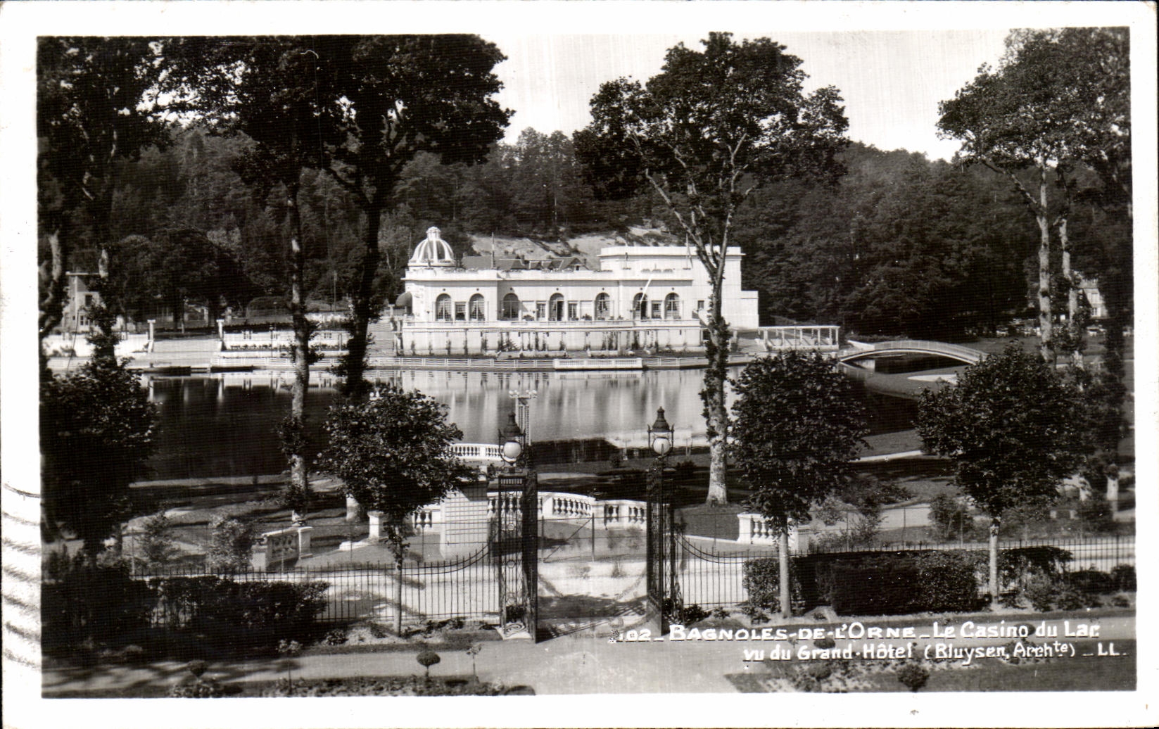 Bagnolles-de-l'Orne — El Casino del Lago visto desde el Grand-Hôtel — (Bluysen, Archite) — LL