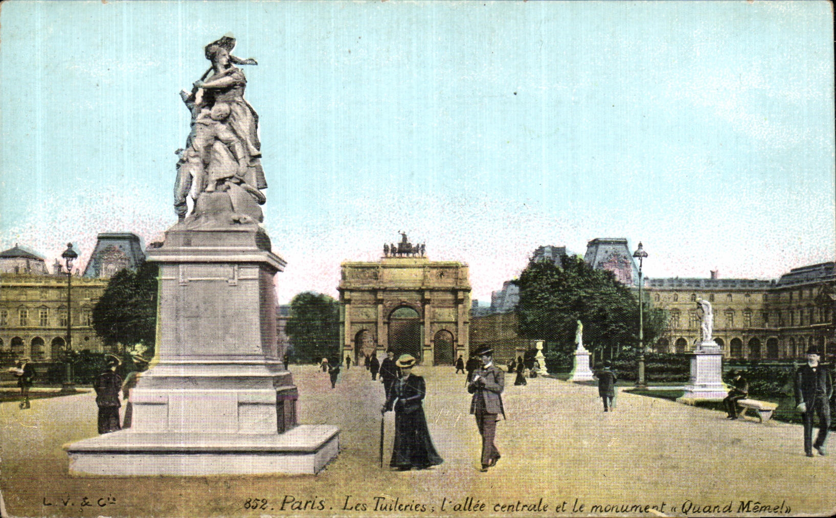 CPA Paris Le Tuileries L allee Centrale et le Monument Quand Meme