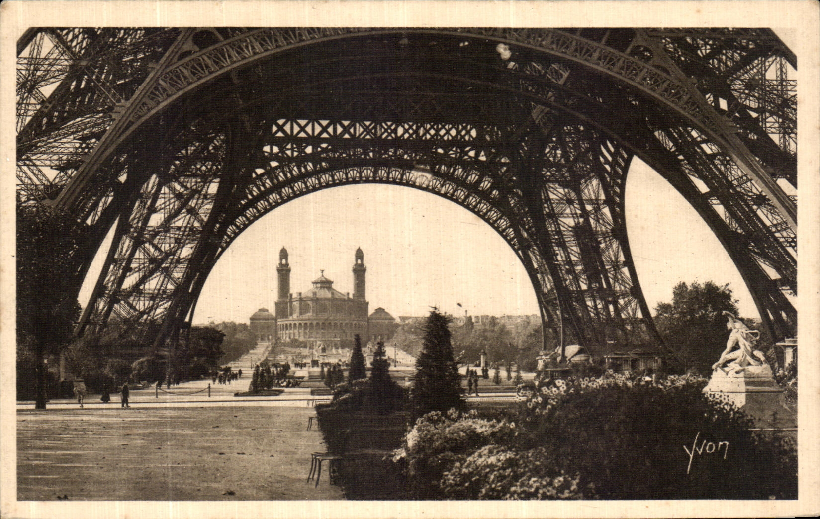 CPA Paris En Flanant Sous La Tour Eiffel 