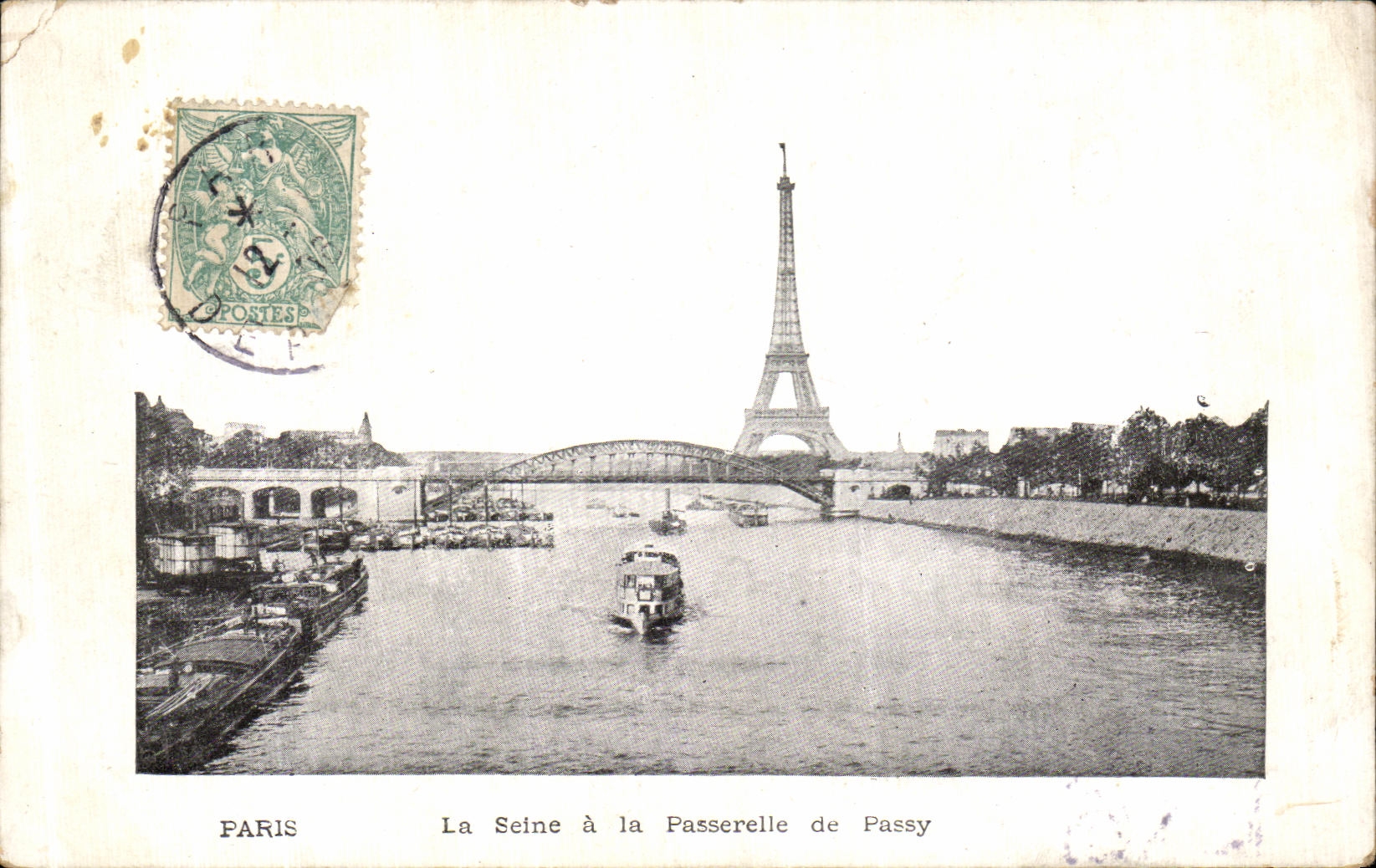 CPA Paris La Seine a la Passerelle de passy Tour Eiffel
