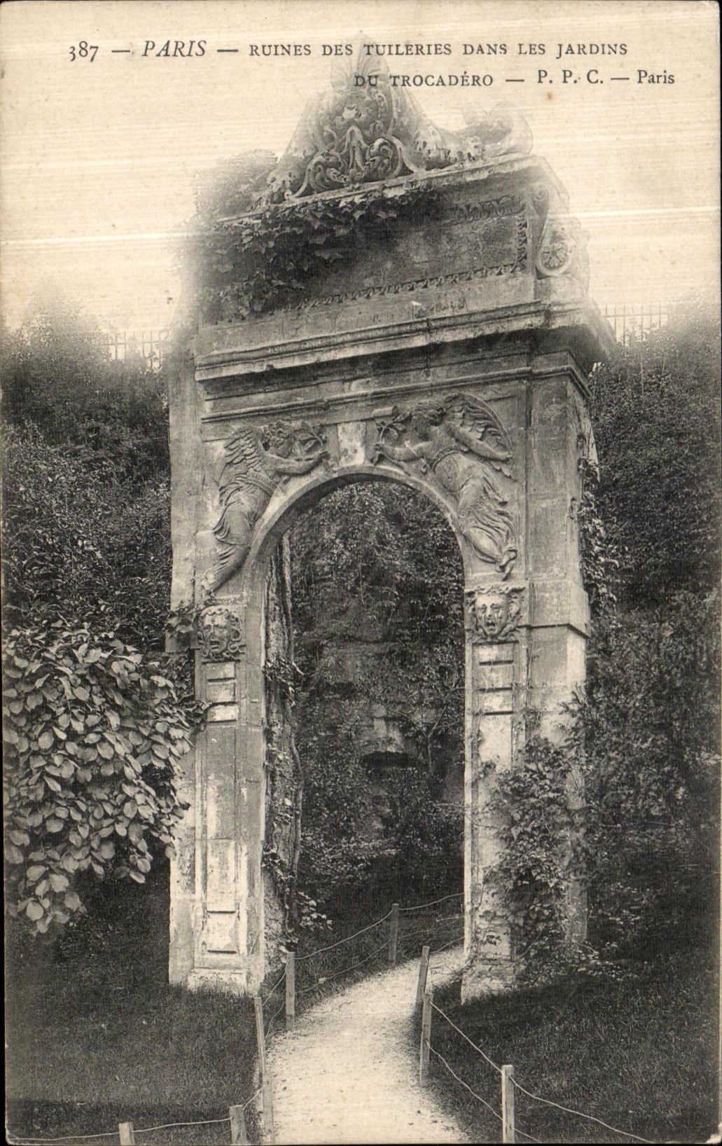 CPA Paris Ruines Des Tuileries Dans Les Jardins du Trocadero