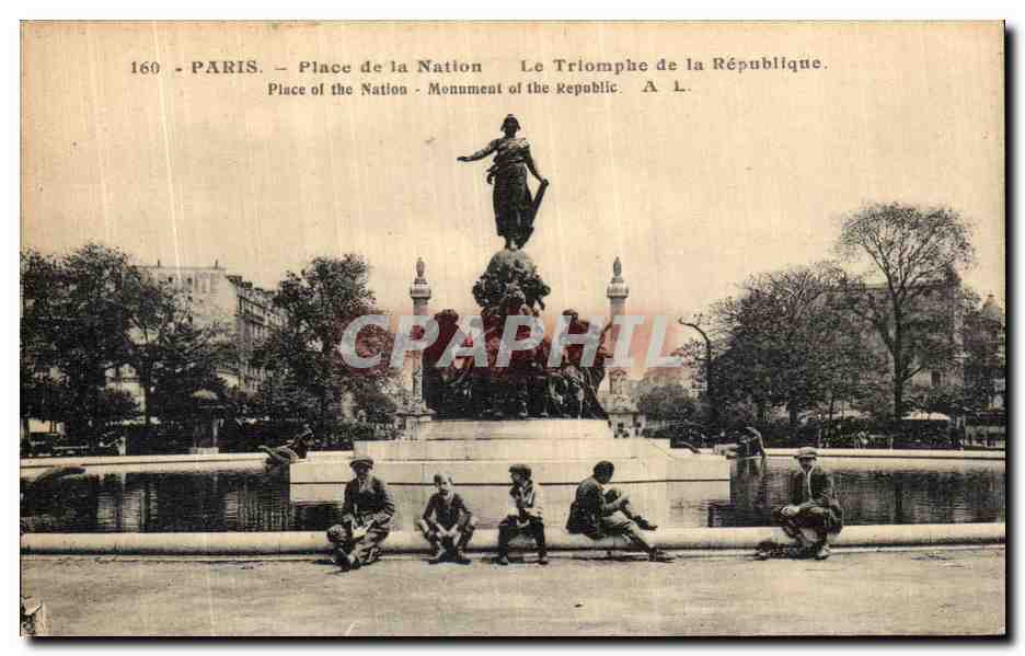 CPA Paris Place de la Nation Le Triomphe de la Republique Enfants