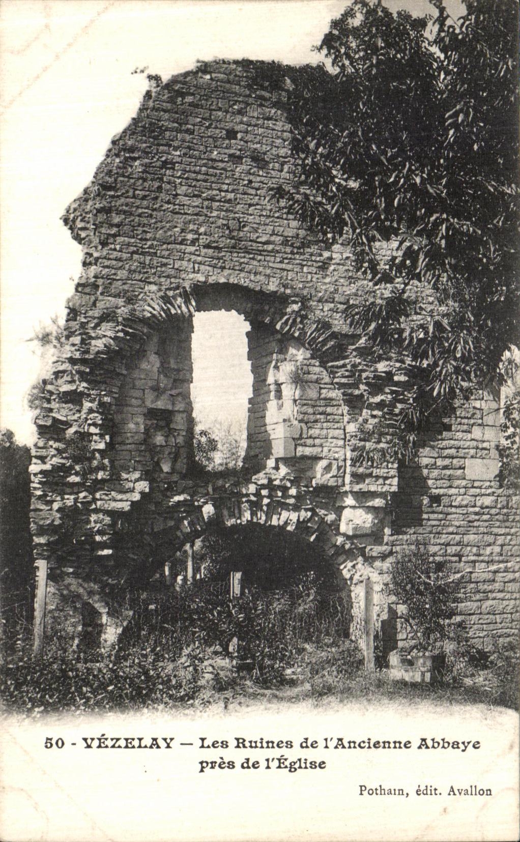 YÉZELAY — Les Ruines de l'Ancienne Abbaye près de l'Église — Pothain, édit. Avallon