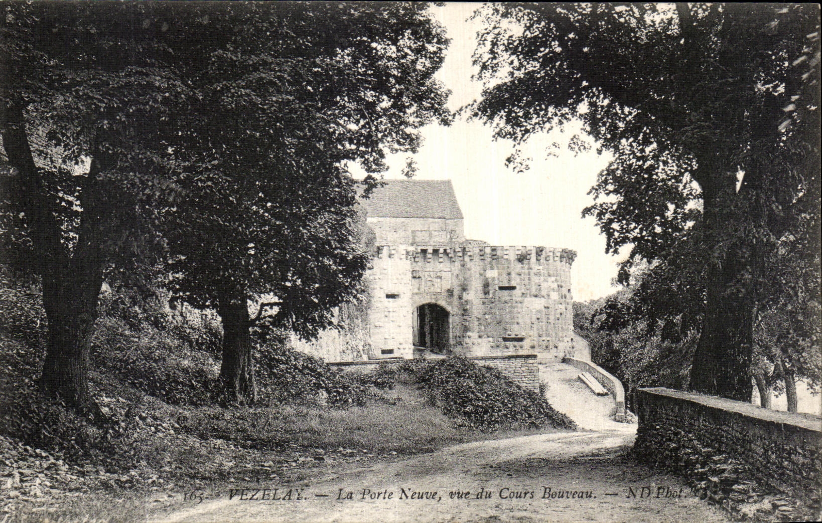 Vézelay — La Porte Neuve, vue du Cours Bouveau — ND Phot.