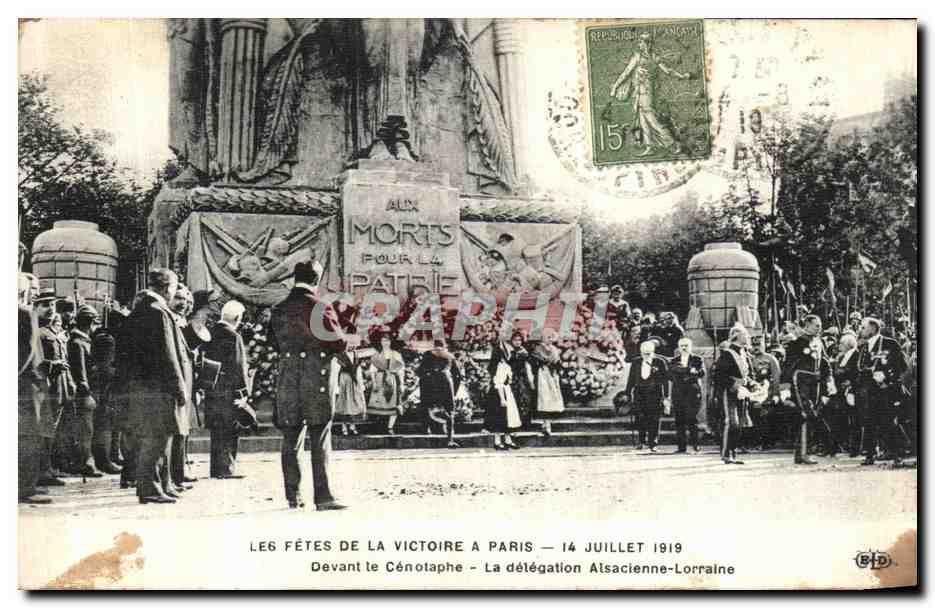 CPA Paris Fetes de la victoire 14 juillet 1919 DEvant le Cenotaphe La delegation Alsacienne Lorraine 