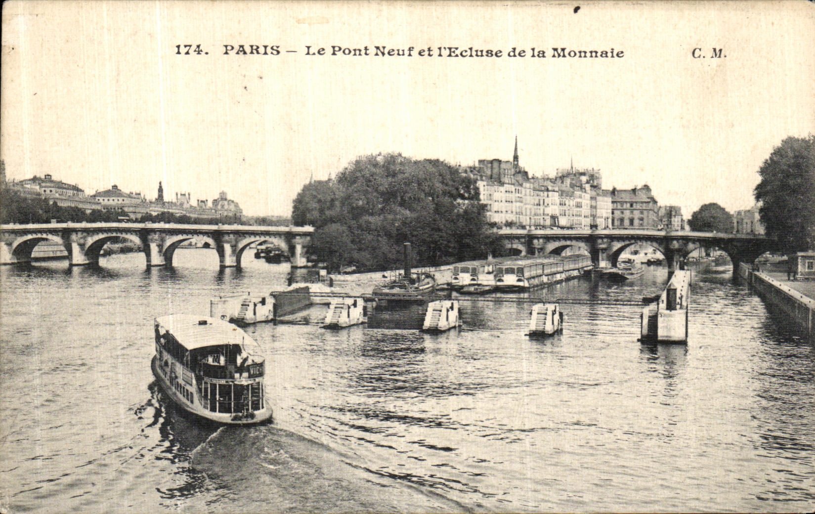 CPA Paris Le Pont Neuf et l Ecluse de la Monnaie Bateau Peniche