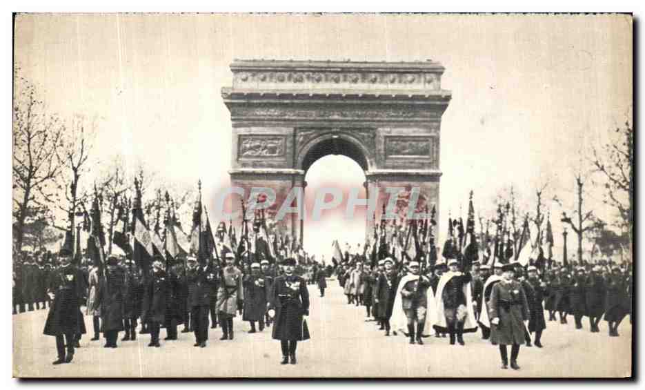 CPA 11 Novembre Les drapeaux des regiments dissous Militaria 