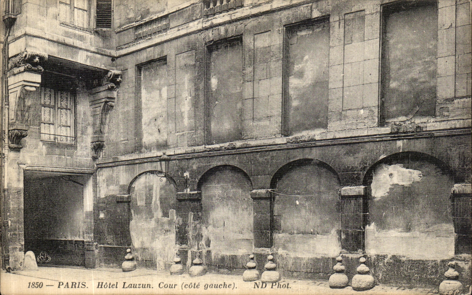 CPA Paris Hotel Lauzun Cour Cote gauche