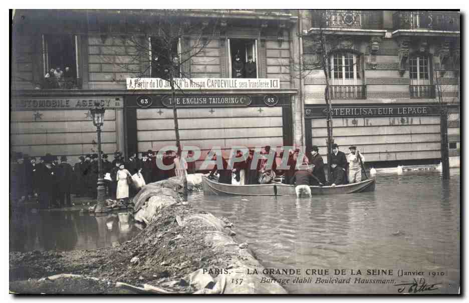 CPA Paris La Grand Crue De la Seine Barrage etabli Boulevard Haussmann