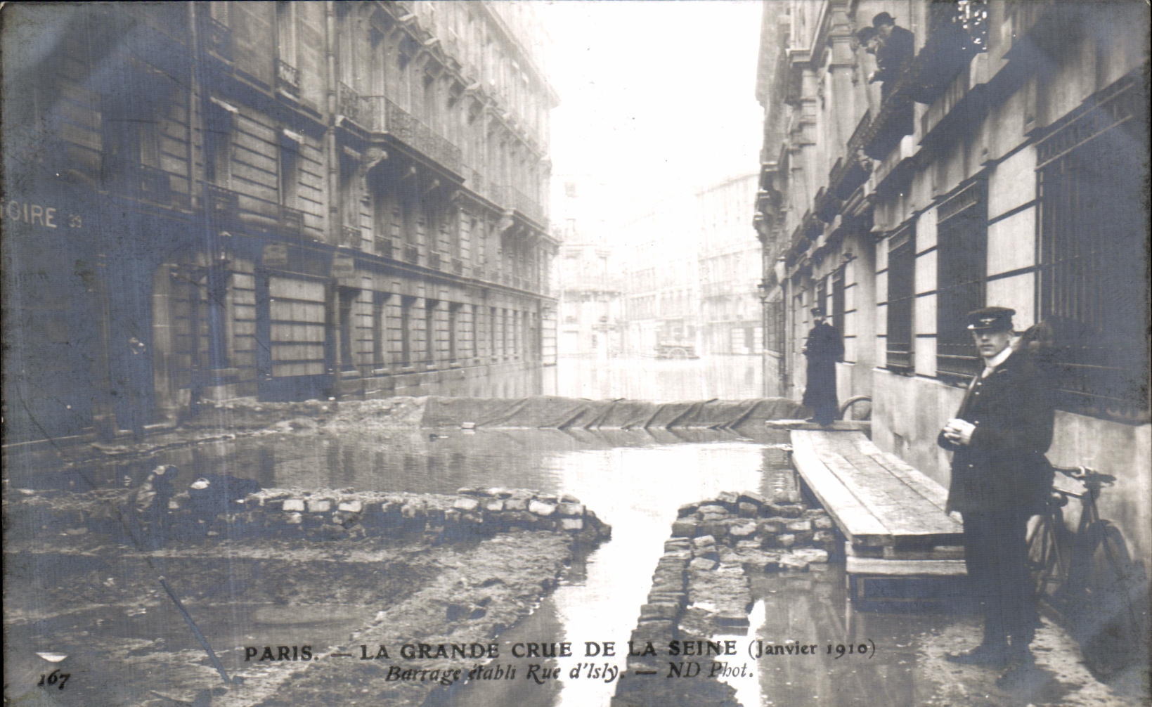 Paris — Die große Flut der Seine (Januar 1910) — Schutzschwall auf der Rue d'Isly — ND Phot.