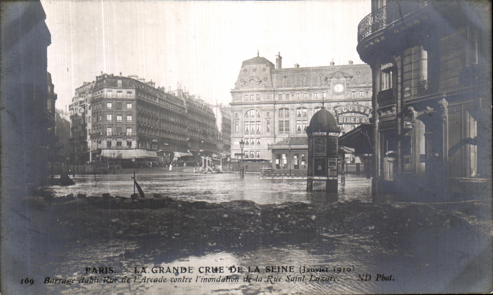 CPA Paris La Grand Crue De la Seine Barrage etabli rue de l arcade contre l inondation de la rue St Lazare