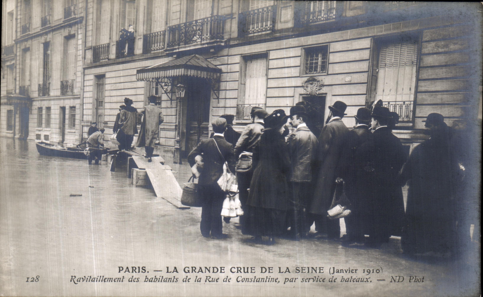 CPA Paris La Grand Crue De la Seine Ravitaillement des habitants de la rue de Constantine par service de bateaux