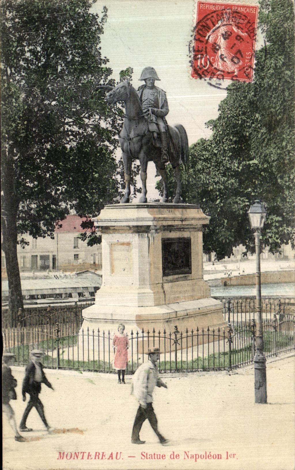 CPA Montereau Statue de Napoleon 1er