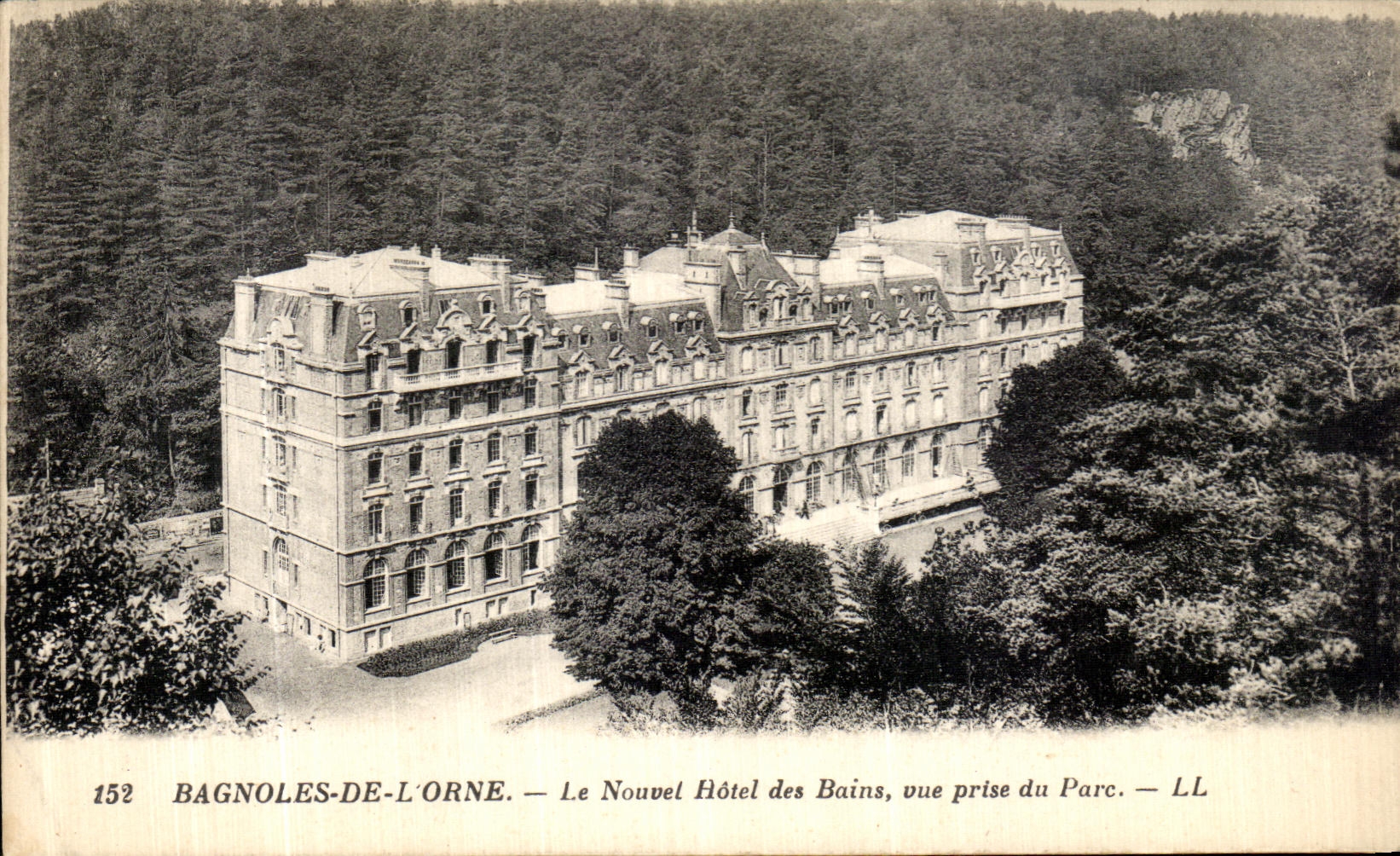 Bagnolles-de-l'Orne — El Nuevo Hotel de los Baños, vista tomada del Parque — LL