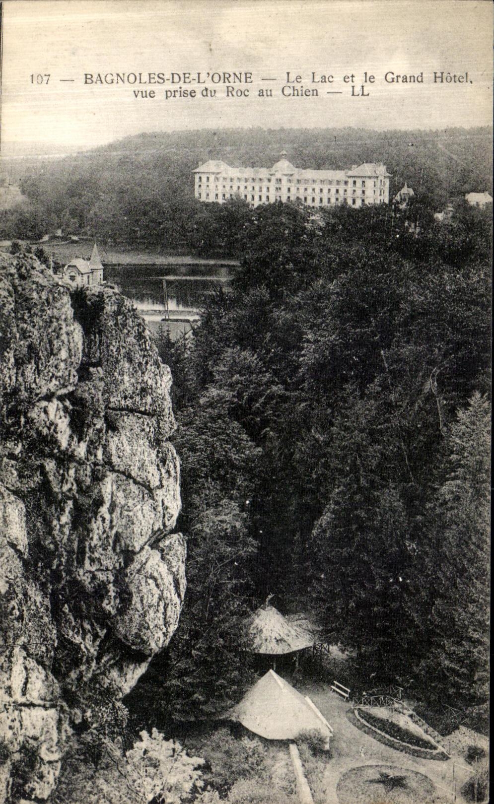 Bagnoles-de-l'Orne — Het meer en het Grand Hotel, uitzicht genomen vanaf Roc au Chien — LL