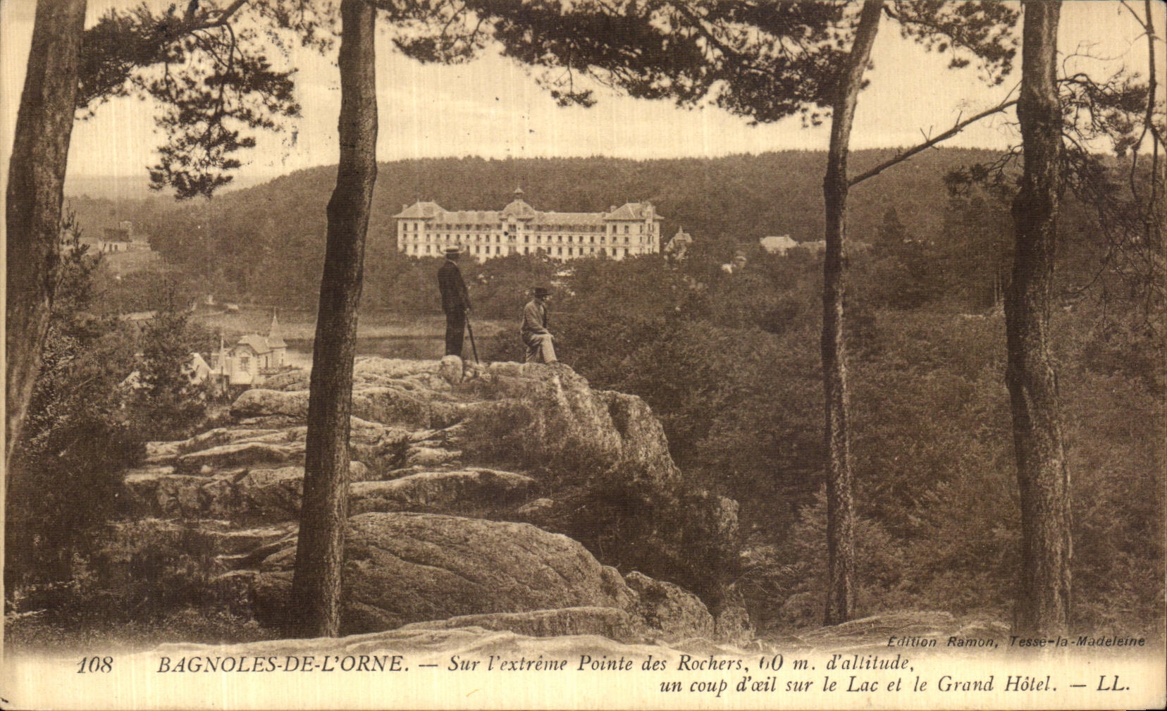 Bagnolles-de-l'Orne — En el extremo de la Punta de los Rochers, a 610 m de altitud, una vista del Lago y del Gran Hotel — Edición Ramon, Tesso-la-Madeleine
