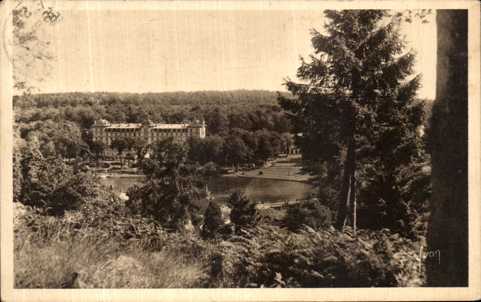Bagnolles-de-l'Orne — Vue sur le lac et le Grand Hôtel — La Douce France, 55