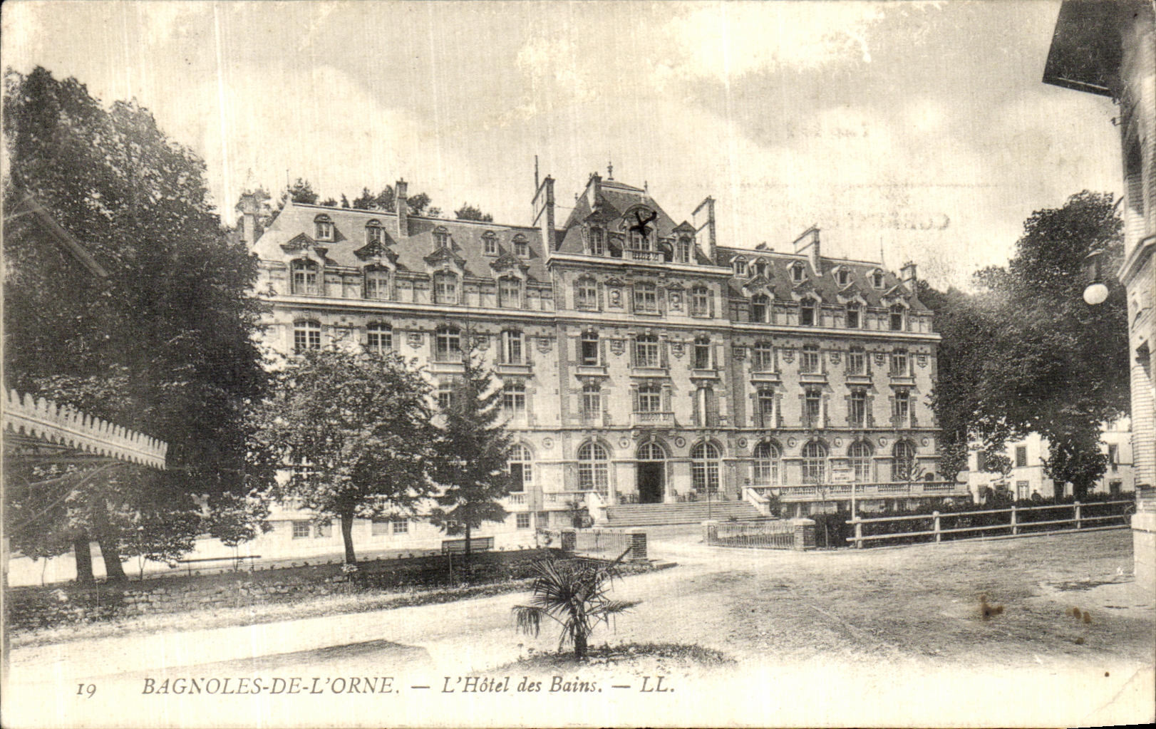 Bagnoles-de-l'Orne — L'Hotel des Bains — LL.