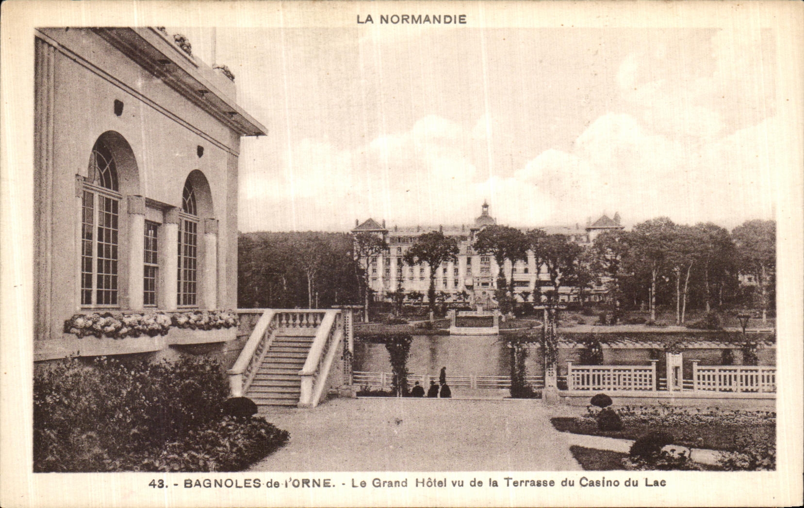 Bagnoles-de-l'Orne - Le Grand Hôtel vu de la Terrasse du Casino du Lac — La Normandie, n°43