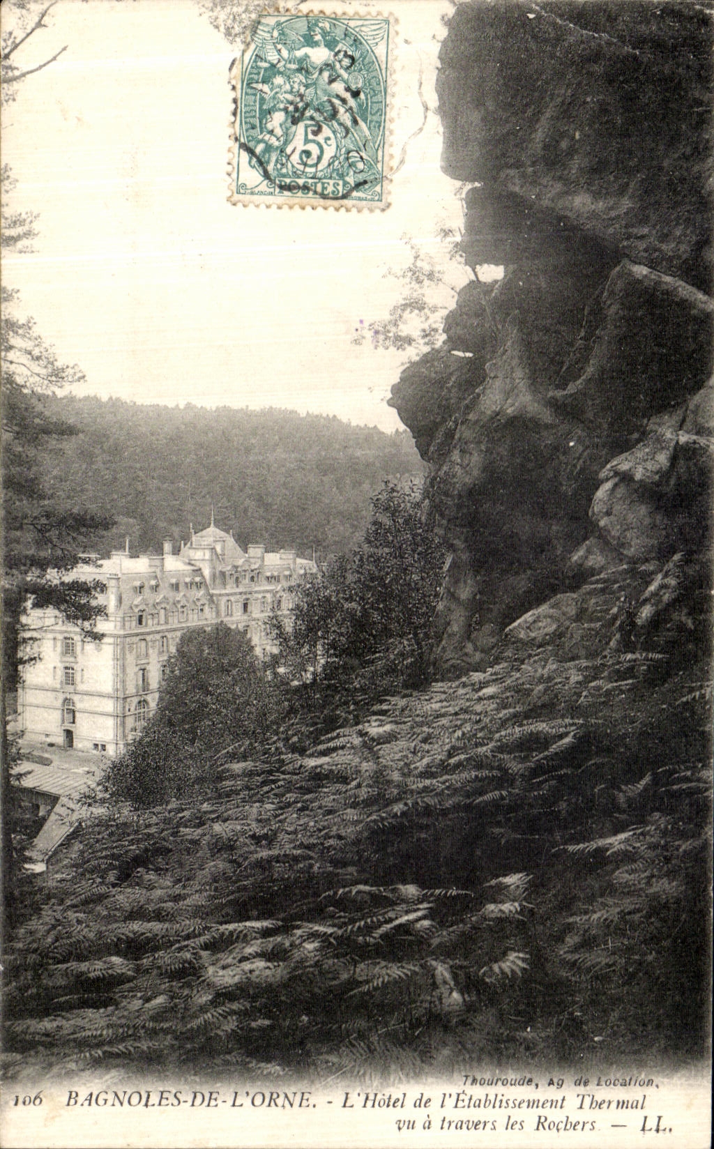 BAGNOLES-DE-L'ORNE — L'Hotel de l'Établissement Thermal visto attraverso i Rocbers — Thouroude, Ag de Location, n°106