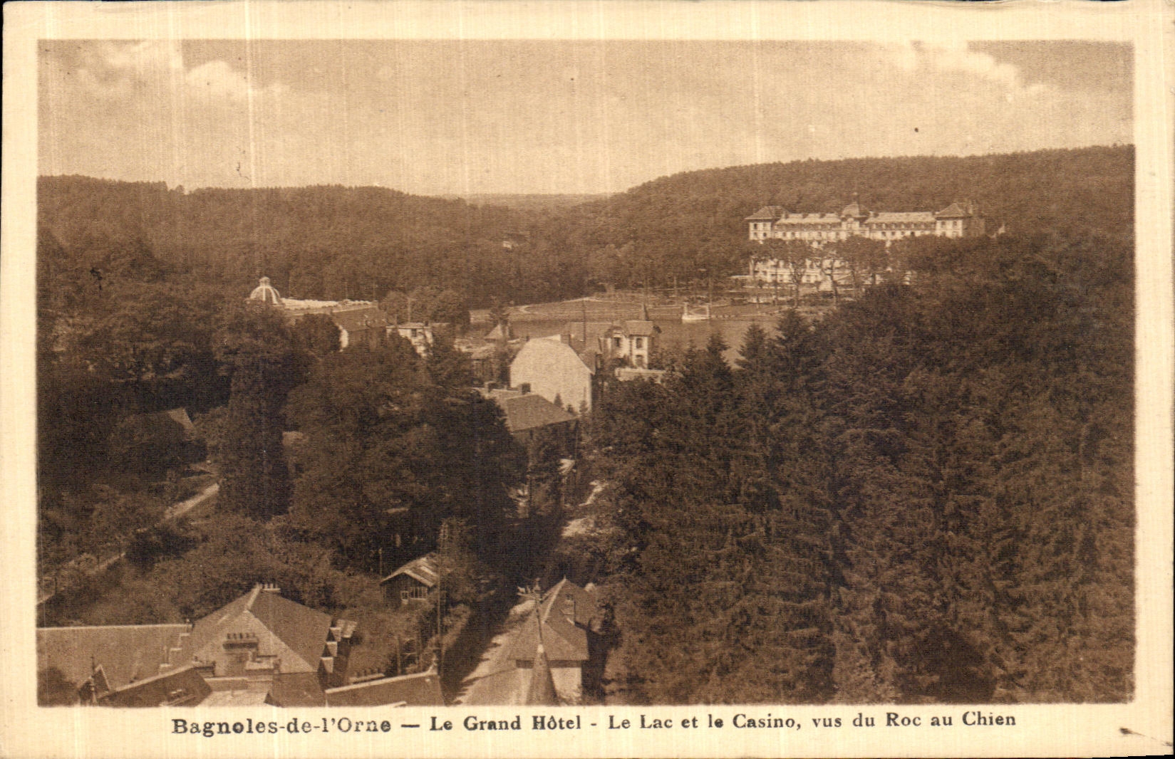 Bagnoles-de-l'Orne — El Gran Hotel - El Lago y el Casino, vistos desde el Roc au Chien