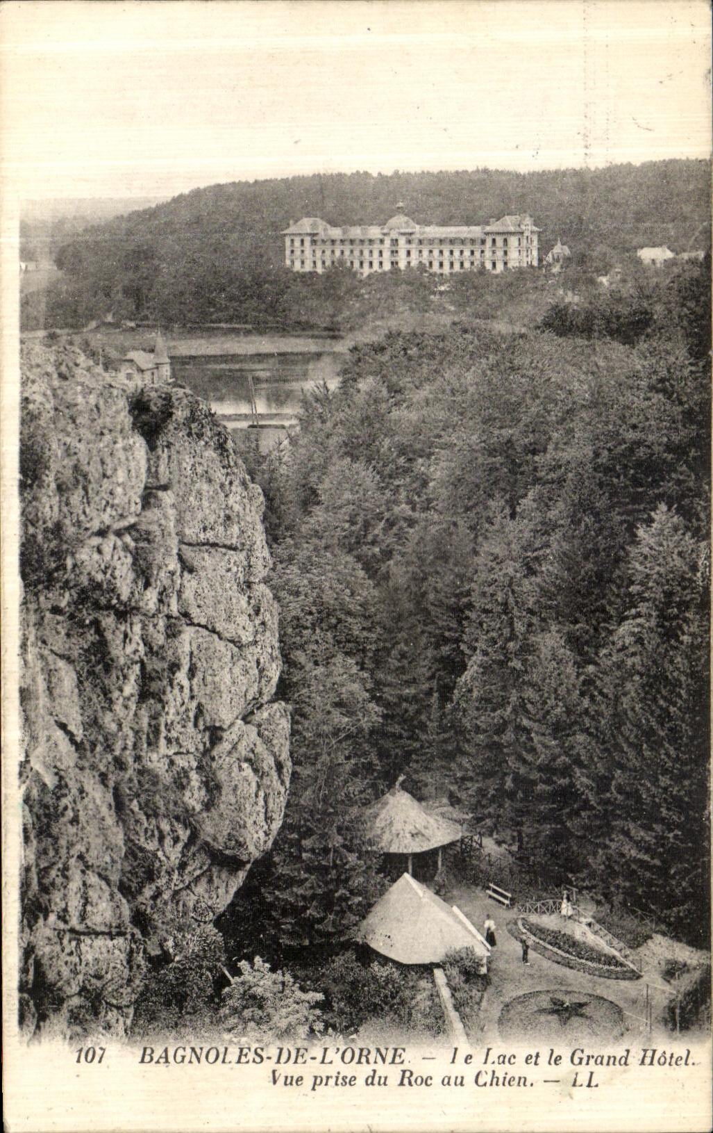 Bagnolles-de-l'Orne — El Lago y el Gran Hotel — Vista tomada desde el Roc del Perro — LL