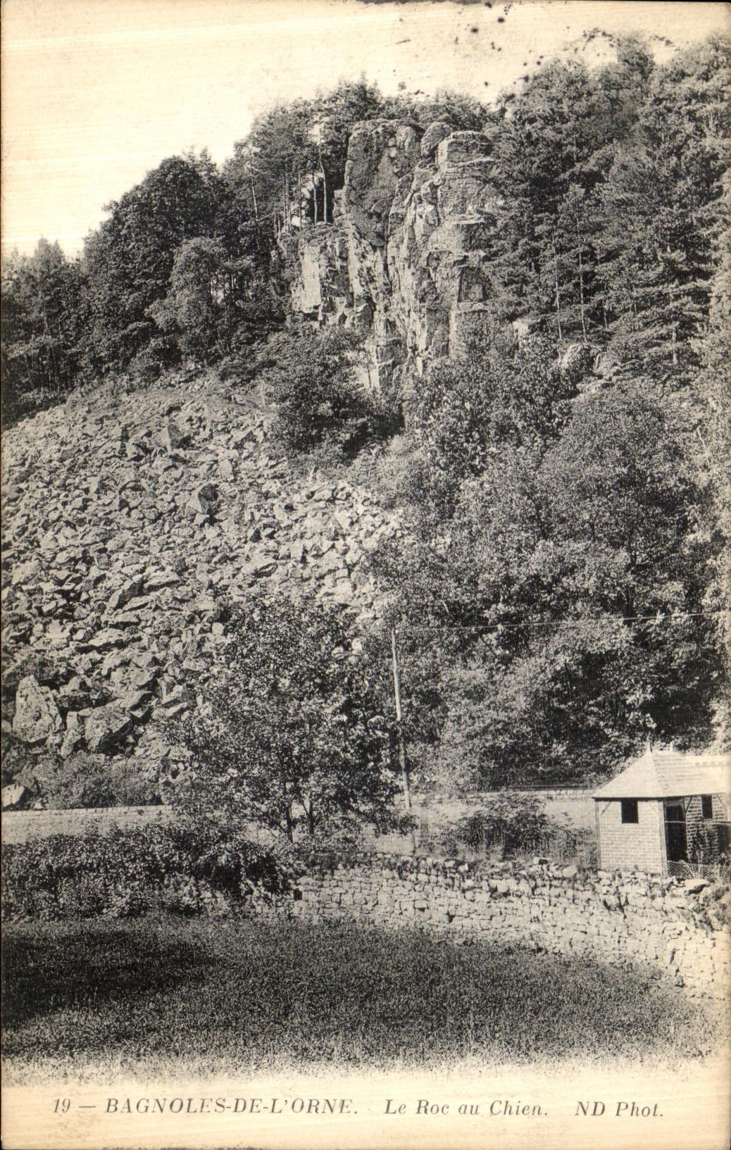 Bagnoles-de-l'Orne — Il Rocca del Cane — ND Phot.