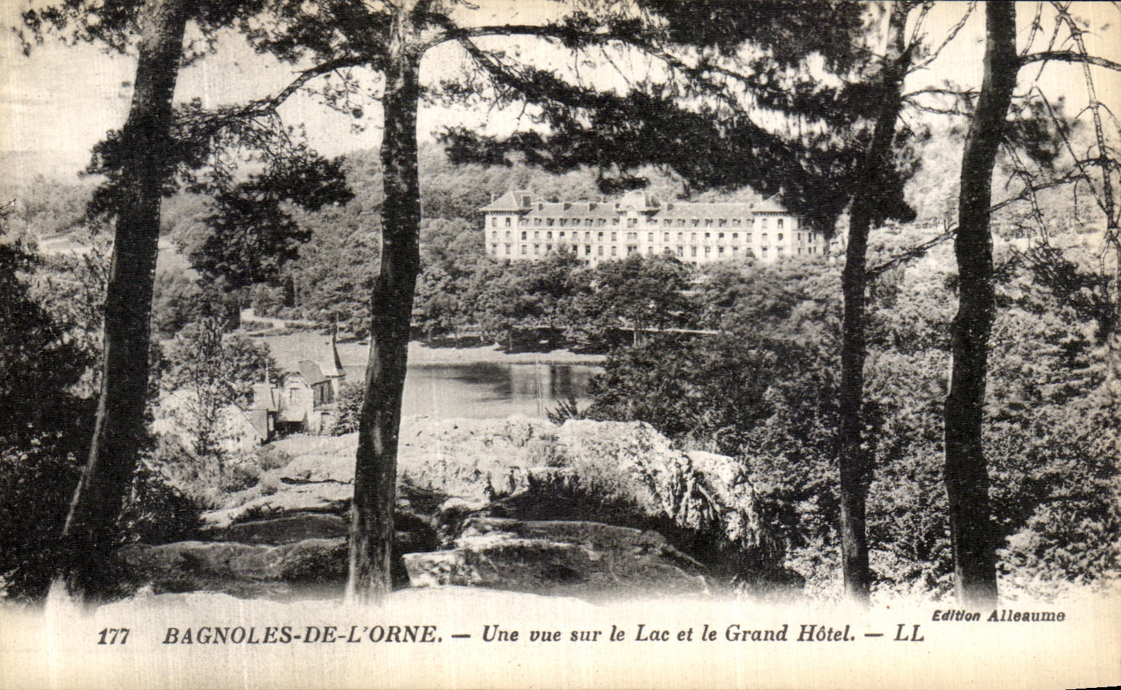 Bagnoles-de-l'Orne — Vista sul lago e sul Grand Hôtel — Edizione Alleaume, n° 177