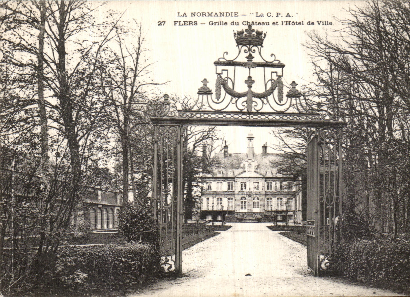 CPA La Normandie La C P A Flers Grille du Chateau et l Hotel de Ville