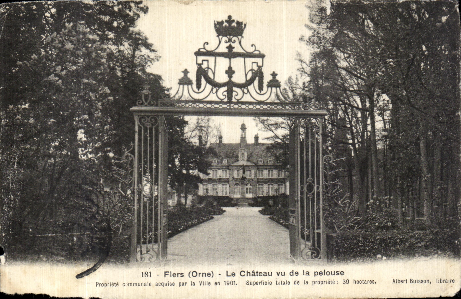 CPA Flers Le Chateau Vu de la Pelouse