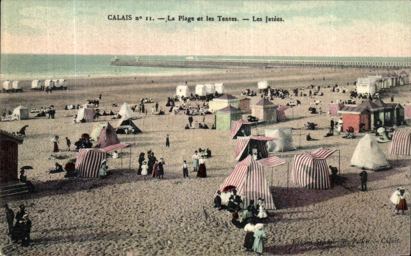 CPA Calais La Plage et les Tentes Les tentes