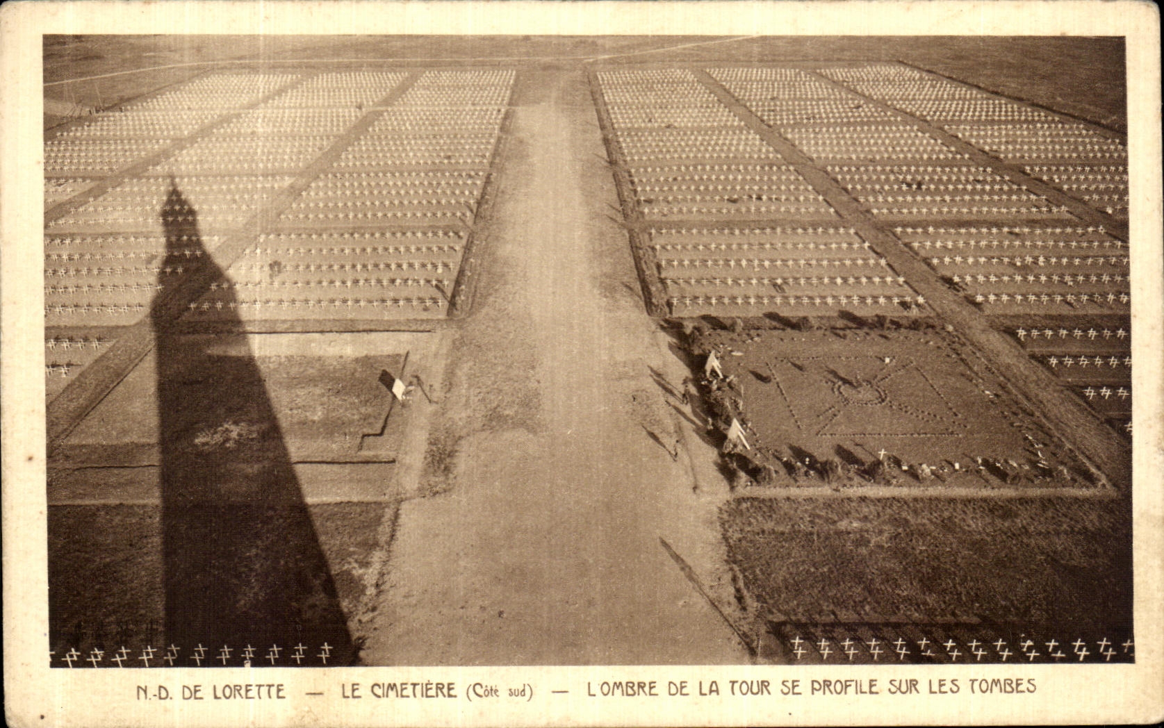 N.D. de Lorette — Der Friedhof (Südseite) — Der Schatten der Turm umriss die Grabsteine