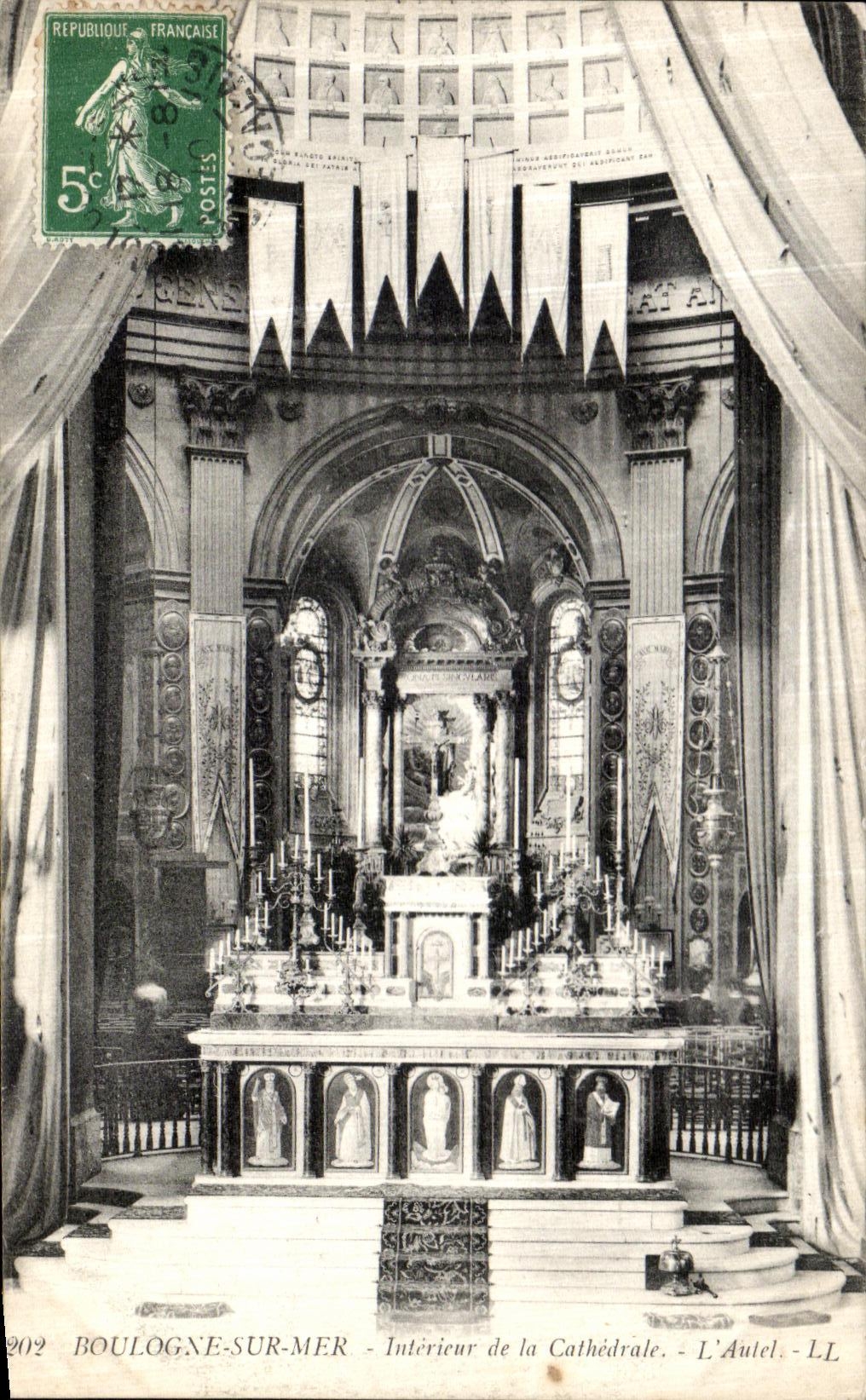 CPA Boulogne Sur Mer Interieur de la Cathedrale L Autel