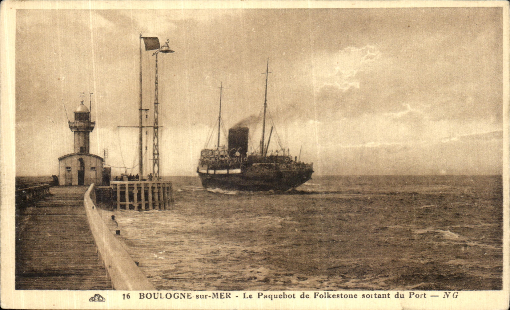 CPA Boulogne Sur Mer Le Paquebot de Folkestone sortant du Port