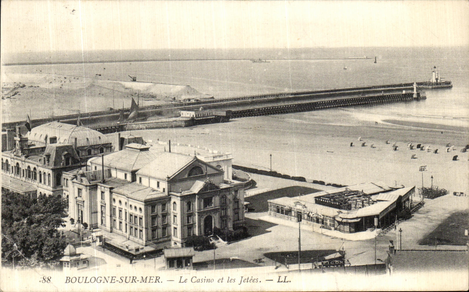 CPA Boulogne Sur Mer Le Casino et les Jetees Academie de Gymnastique