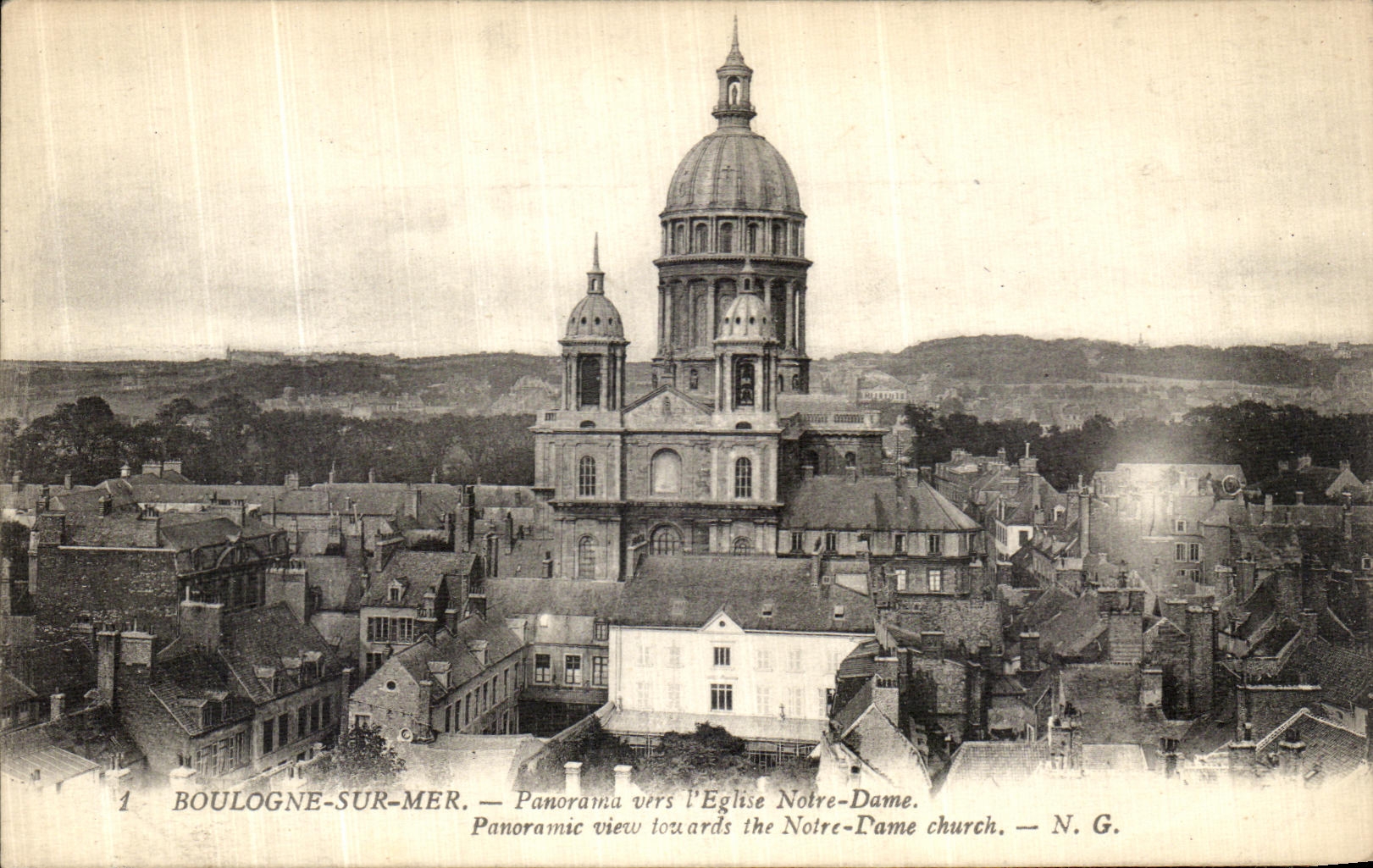 Boulogne-sur-Mer — Panorama richting de Kerk van Notre-Dame — N.G.
