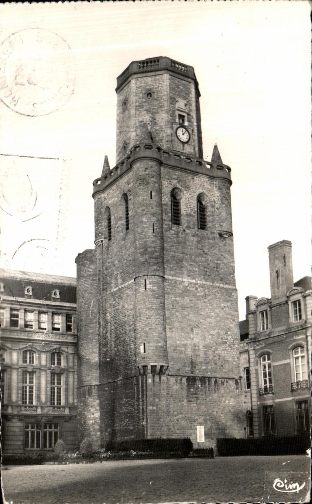 Halfmoderne ansichtkaart Halfmoderne ansichtkaart Boulogne Sur Mer Le Beffroi